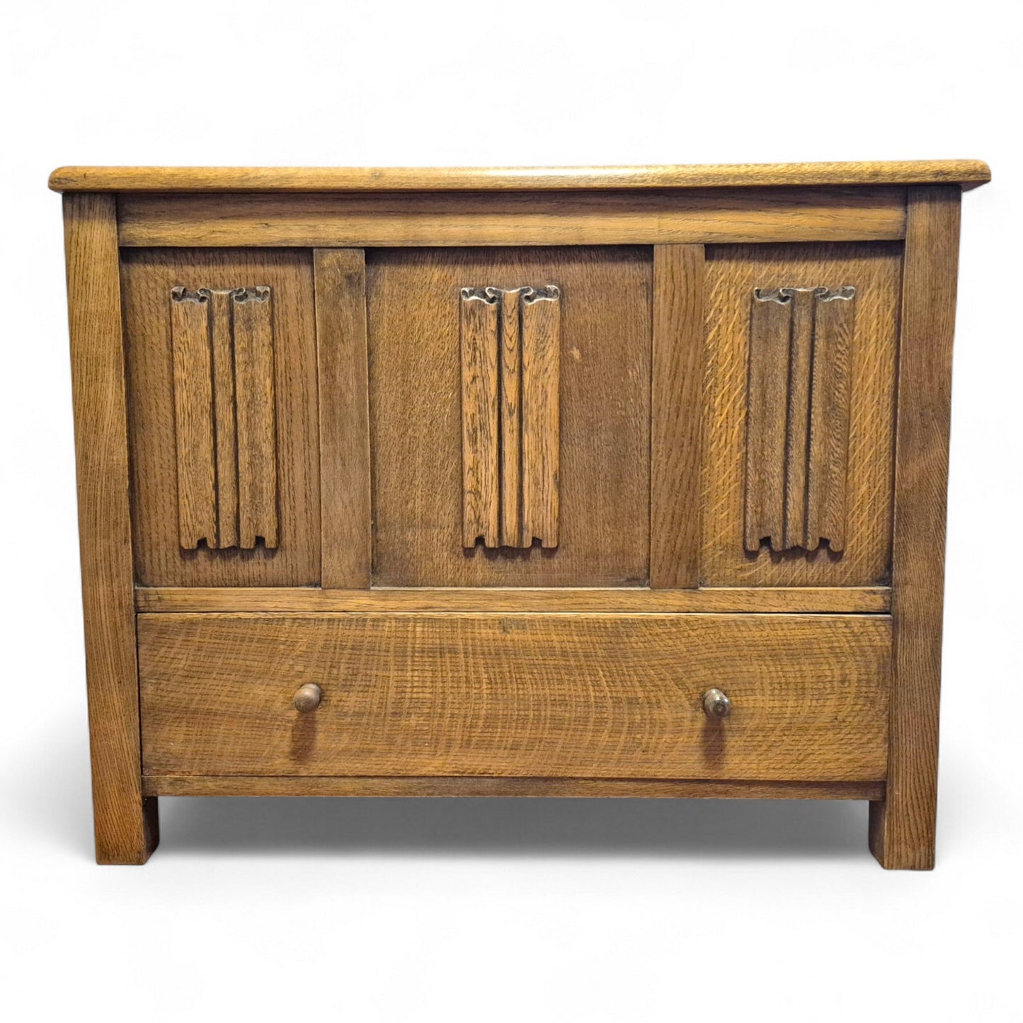 Vintage oak storage trunk – solid and practical design with classic details