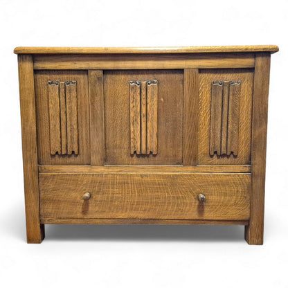 Vintage oak storage trunk – solid and practical design with classic details