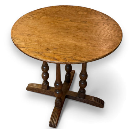 Old Charm style circular oak table top grain