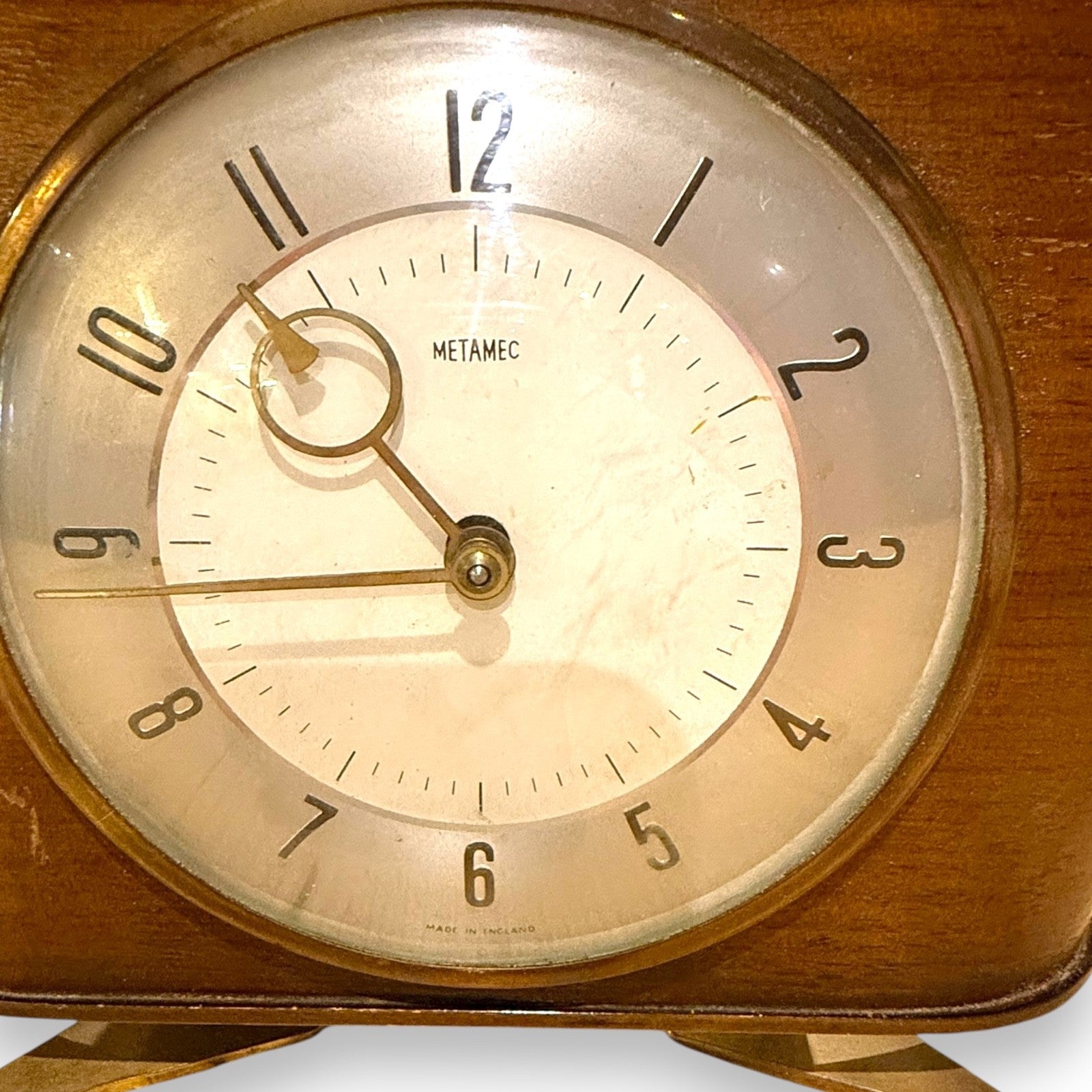 Metamec clock dial – close-up showing bold numerals and clear glass cover